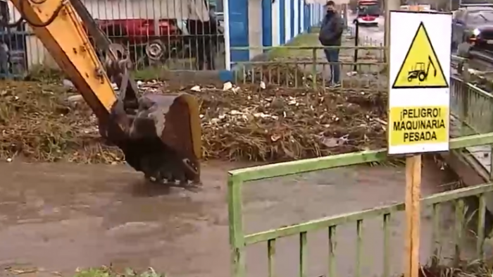 Canal se desbordó parcialmente en Maipú por la lluvia: Vecinos denuncian que 