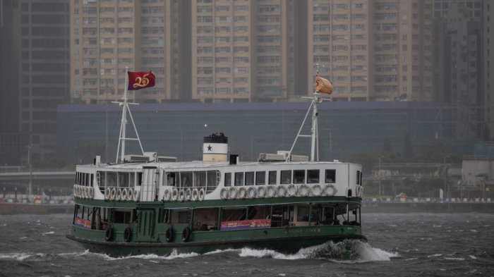 Al menos 27 personas están desaparecidas tras hundimiento de buque grúa por tifón en sur de China