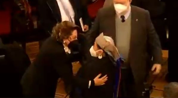 Así fue el afectuoso abrazo entre Carmen Gloria Valladares y Elisa Loncón destacado en redes sociales