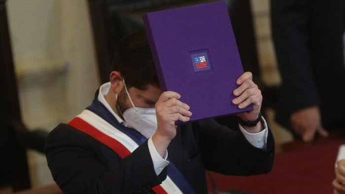 El momento exacto en que pdte. Boric recibe la propuesta de nueva Constitución