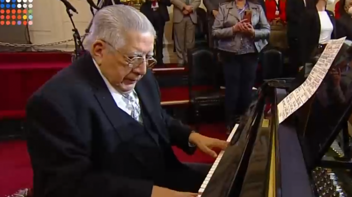 Fue ovacionado por los presentes: Valentín Trujillo interpretó el himno nacional en el cierre de la Convención