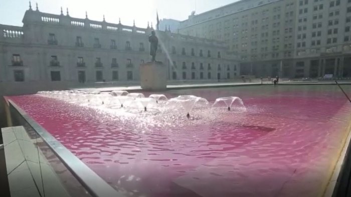 Tiñen de rojo el agua de la pileta del frontis de La Moneda en manifestación
