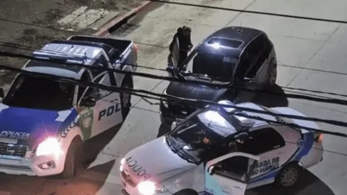 Mujer habría discutido con su ex pareja, lo vio caminando con otra y atropelló a ambos