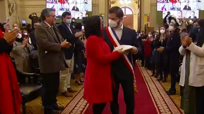 En plena ceremonia: Ex convencional Ruth Hurtado le entregó al pdte. Gabriel Boric pasajes para La Araucanía