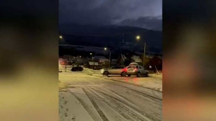 Registran momento en que auto choca a otro en Aysén tras patinar a causa del hielo en el pavimento