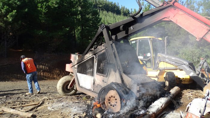 A un año de la muerte de Pablo Marchant: Treintena de encapuchados protagoniza ataque incendiario en Carahue