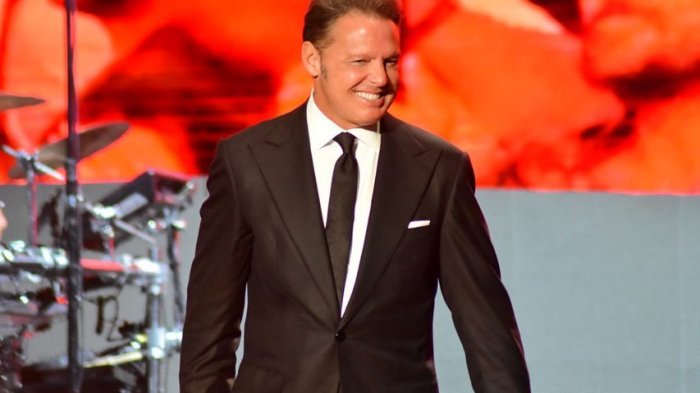 Luis Miguel reaparece en público y soprende con nuevo look que lo hace ver más joven