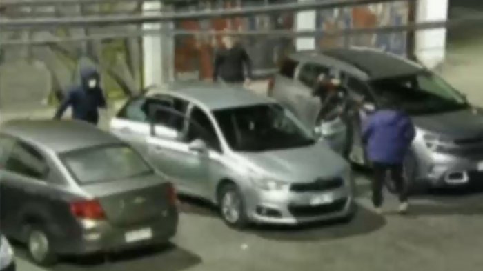 Captan violento asalto a pareja en La Reina: Los golpearon y amenazaron con armamento a fogueo