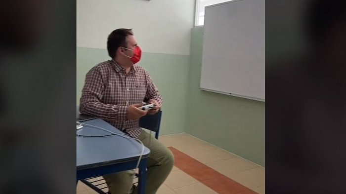 ¿Retarías a tu profesor? Docente y alumnos se miden en videojuegos y apuestan calificaciones