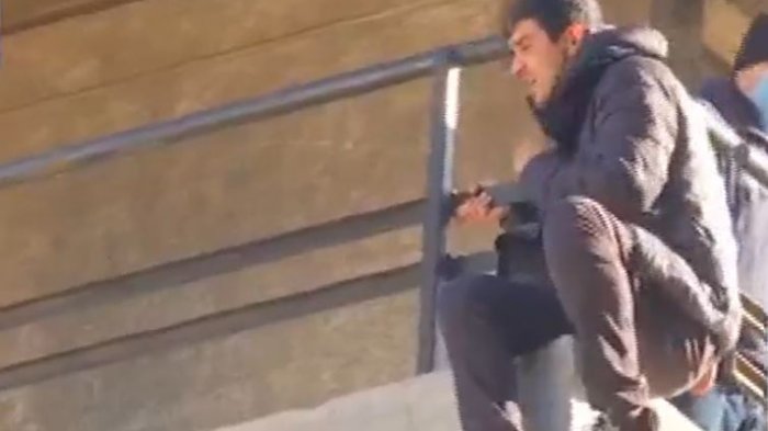 Vendedor ambulante se colgó del balcón de un quinto piso para manifestarse en Santiago Centro