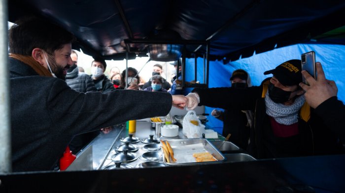 Comió sopaipilla y arrollado: Pdte. Boric compró en carro de comida durante su visita a Quilicura