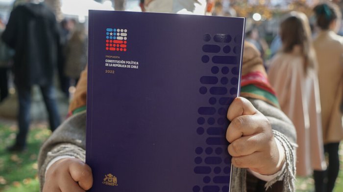 Éxito de ventas: Largas filas para comprar el nuevo texto constitucional