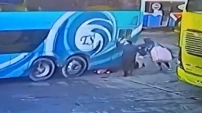 Impactante registro: Familia se salva de ser aplastada por bus en terminal de Estación Central