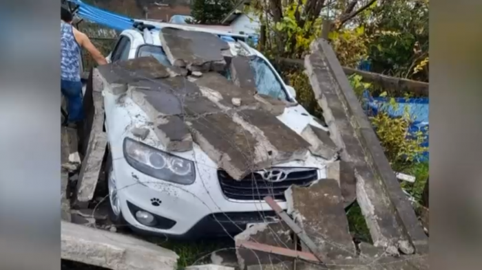 Muro de cárcel cayó sobre un auto nuevo: Dueña lo usaba para trasladar a sus hijos a terapias