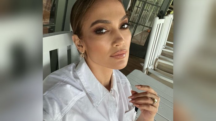 Jennifer López se ríe tras sufrir percance y romper sus leggins durante show