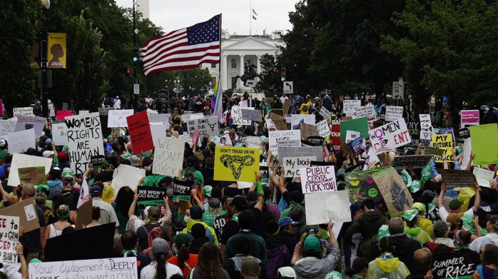 Cientos de personas protestan frente a la Casa Blanca por la sentencia del aborto en Estados Unidos
