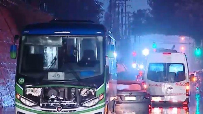 Vehículos quedaron atrapados en paso bajo nivel en medio de lluvias en Lo Espejo