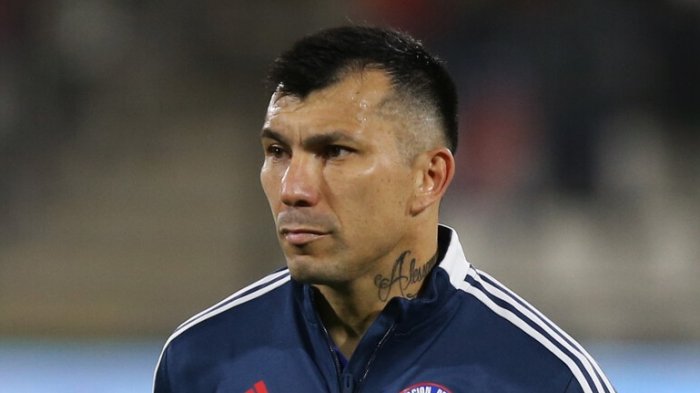 Ex funcionario de la Seremi de Salud demandó a Gary Medel: Solicita $80 millones de indemnización