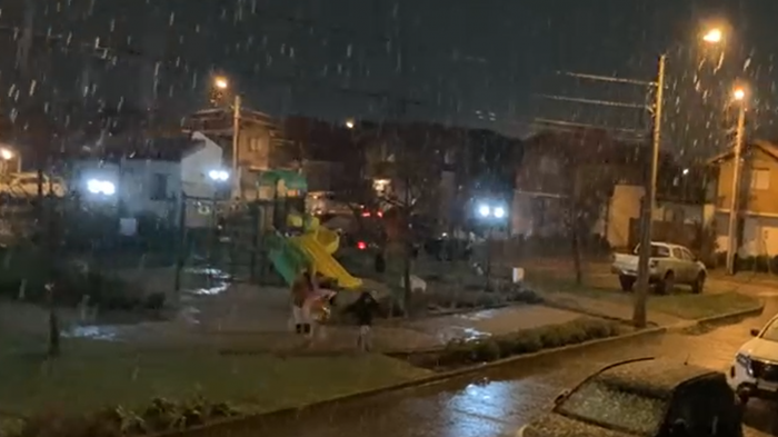 ¡Está nevando!: Registran las primeras caídas de nieve en tres regiones del país