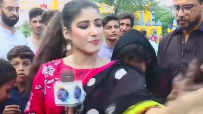 Periodista pakistaní le dio tremenda cachetada a adolescente en pleno despacho