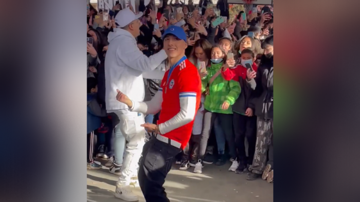 Gritos, euforia y desmayos: Así fue la locura que desató Pailita en la grabación de un videoclip en Quilicura