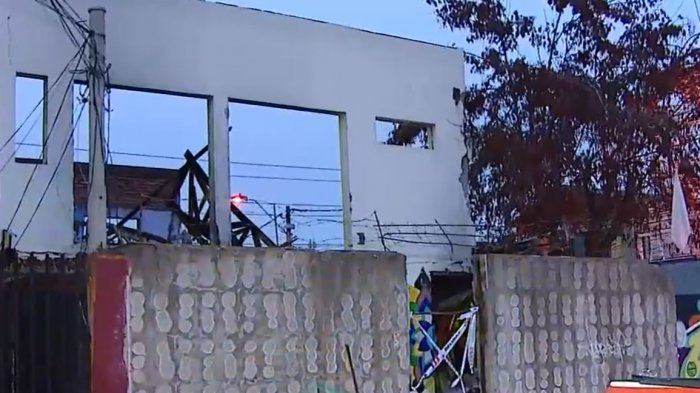 Derrumbe en casa de Peñalolén: Una persona quedó atrapada, pero pudo ser rescatada