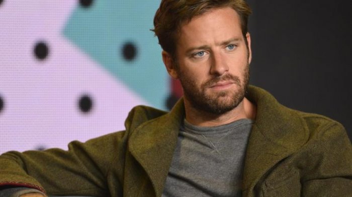 Aseguran que Armie Hammer está trabajando en un hotel en Islas Caimán tras acusación de abuso sexual