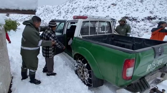 Rescatan a matrimonio de adultos mayores que quedó atrapado por la nieve en Vicuña