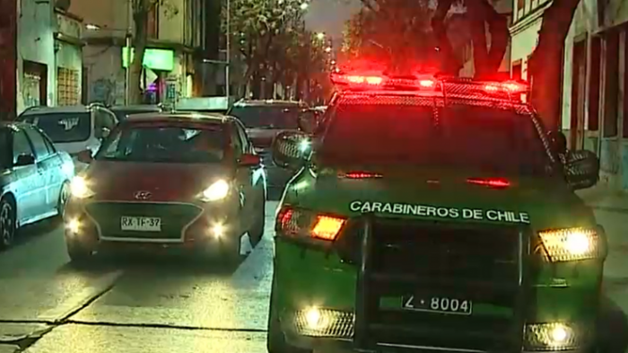 “¿Pedimos sushi?”: Mujer simuló llamar a delivery para denunciar violación de su pareja en Santiago Centro