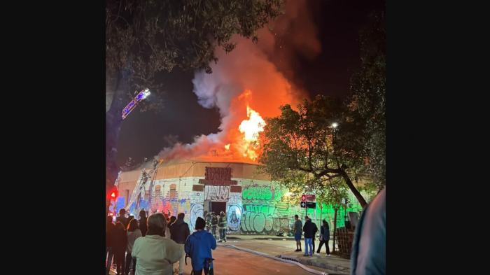 Reportan incendio en el centro de Santiago: Al menos 19 carros de Bomberos acuden a la emergencia
