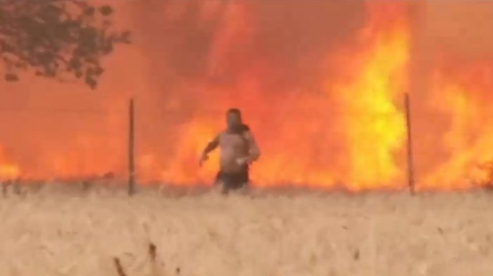 El desesperado intento de un hombre por escapar de las llamas de incendio en España