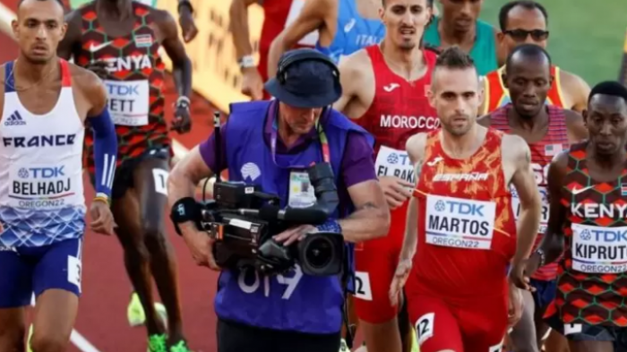 ¡Casi la arruina! Distraído camarógrafo se coló en medio de competidores de la final del Mundial de Atletismo