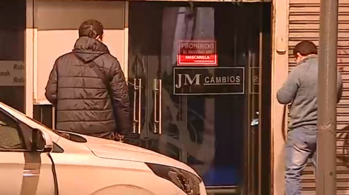 Roban casa de cambios en pleno Santiago Centro: Delincuentes habrían ingresado a través de un forado