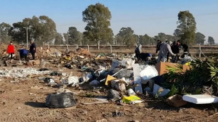 Había más de $78 millones en un basural: Locura en Argentina tras hallazgo de ropero que tenía billetes