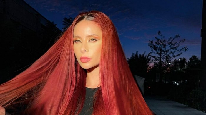 Cami Gallardo sorprendió con artístico desnudo para la portada de su nuevo disco Anastasia