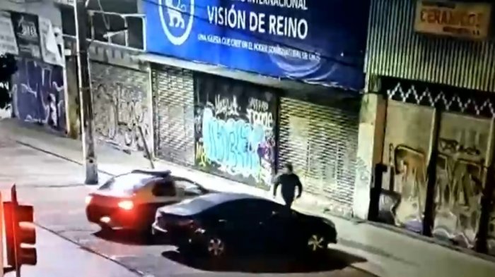 Carabinero abatió a delincuente de banda que intentaba robar una tienda en Ñuñoa: Intentaron atropellarlo