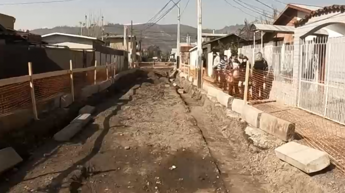 Chile a Medias: Vecinos de Recoleta llevan meses esperando el arreglo de un pasaje