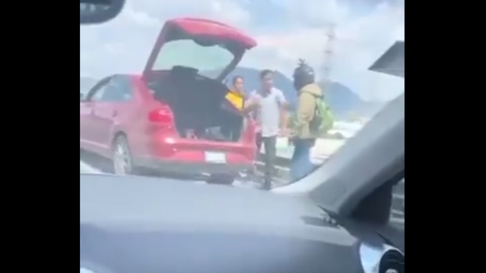 En plena autopista: Video muestra cómo un hombre empuja desde un puente a un repartidor de comida
