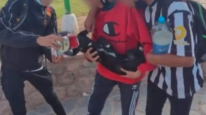 Indignación en redes sociales por jóvenes que viralizaron foto donde le dan vino a un perro