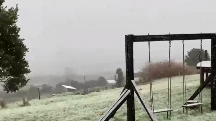 ¿Por qué ocurrió el fenómeno? Las imágenes que dejó la sorpresiva caída de nieve en Chiloé