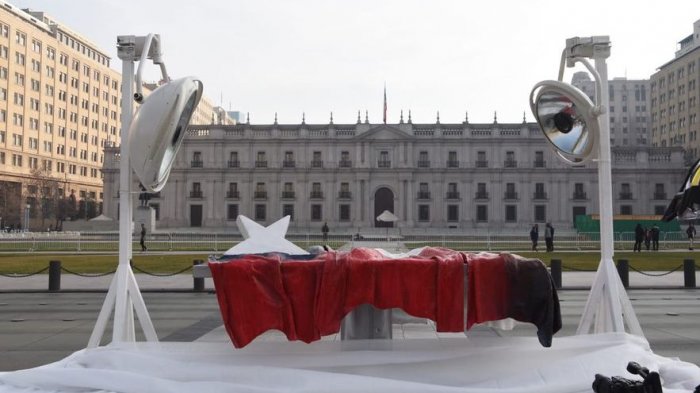 Escultura de bandera chilena en una camilla fue instalada frente a La Moneda: ¿Qué significa?