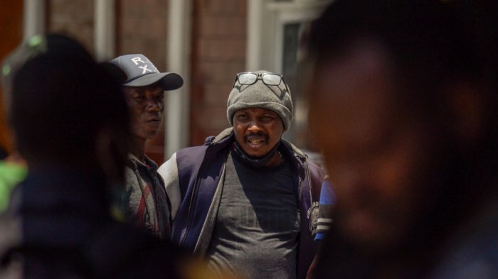 Autoridades hallan a 225 migrantes ocultos en una bodega en el Estado de México