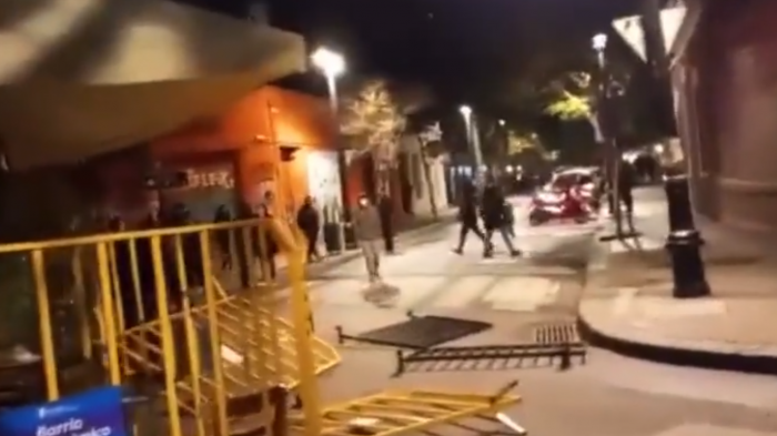 Con palos y piedras: Turba arrasó con locales de Barrio Lastarria mientras atendían público