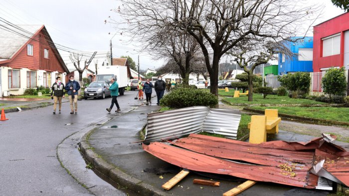 Fuertes vientos causaron voladura de techos, cortes de luz y daños a infraestructura en Talcahuano