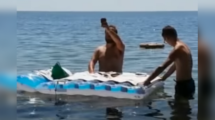 Todo terreno: Polémica desatada en Italia por cura que celebró misa arriba de un colchón inflable