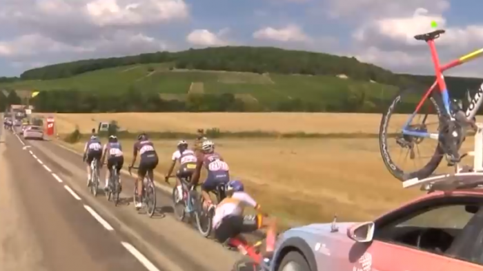 Tour de Francia: Captan momento exacto en que ciclista fue atropellada por el auto de su propio equipo