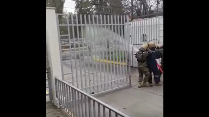 Los alejaron con agua: Encapuchados atacaron cuartel militar en las cercanías del INBA