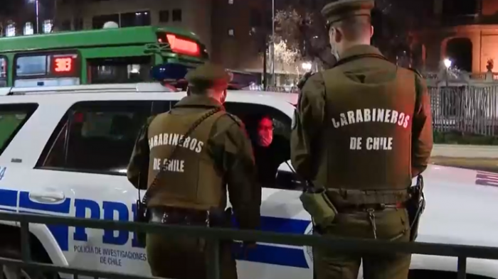 Nuevo caso de violencia en la Alameda: Al menos tres personas habrían sido apuñaladas en plena calle