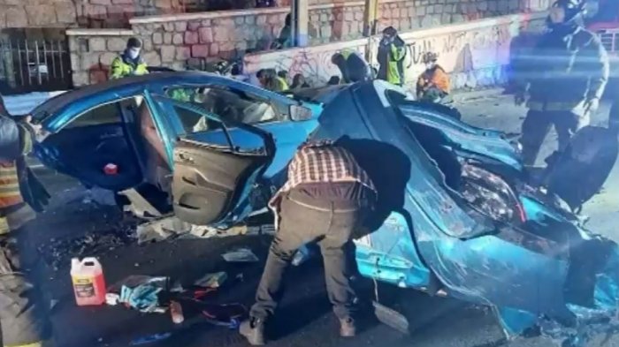 Impactante registro: Auto con siete pasajeros colisionó y se partió en dos
