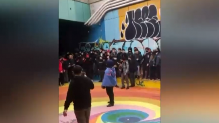 Con apuestas incluidas: Preocupación por escolares peleando en pleno paseo Bandera